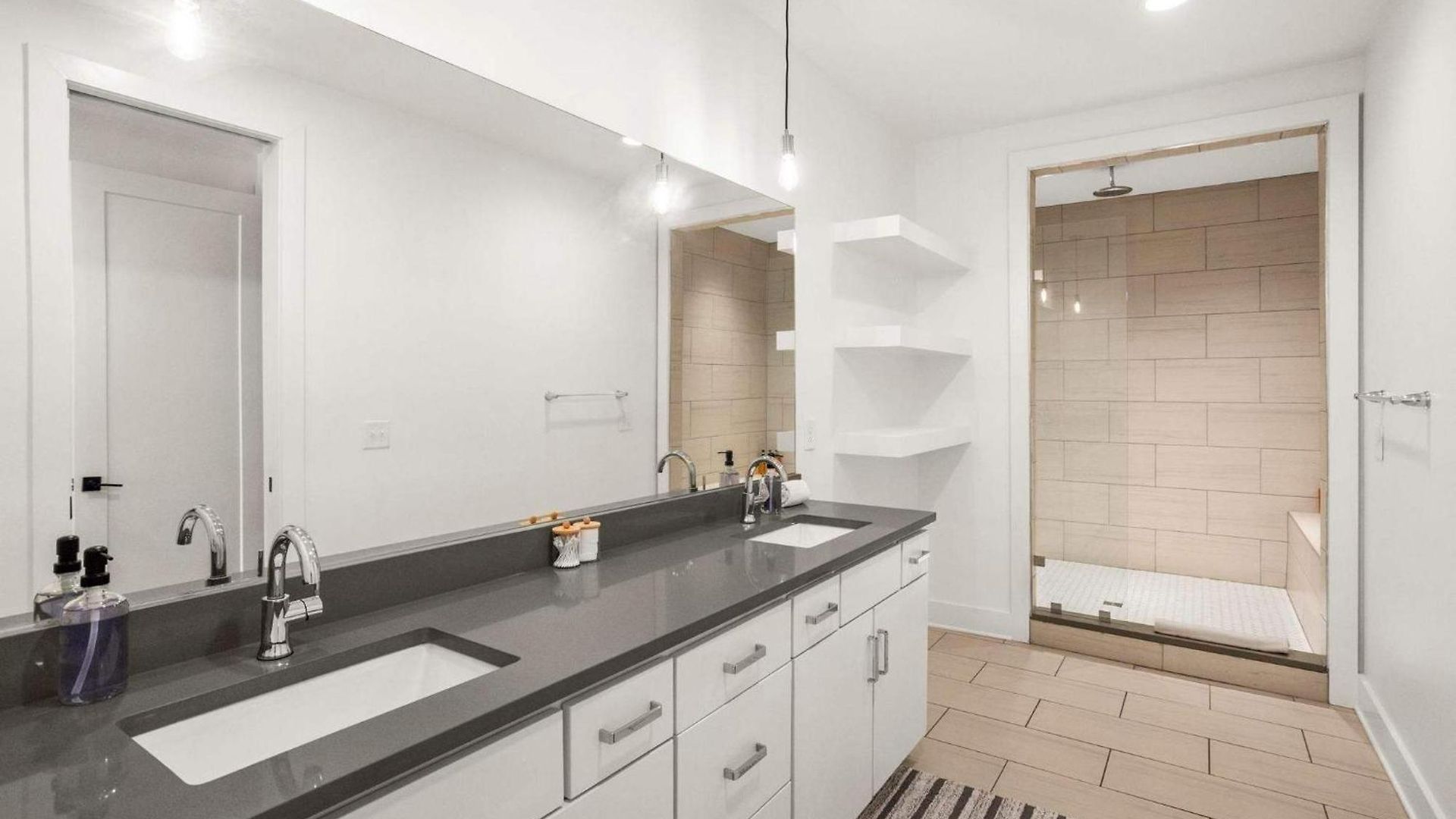 Charm Near Broadway In Walkable 8th Ave S Holiday home