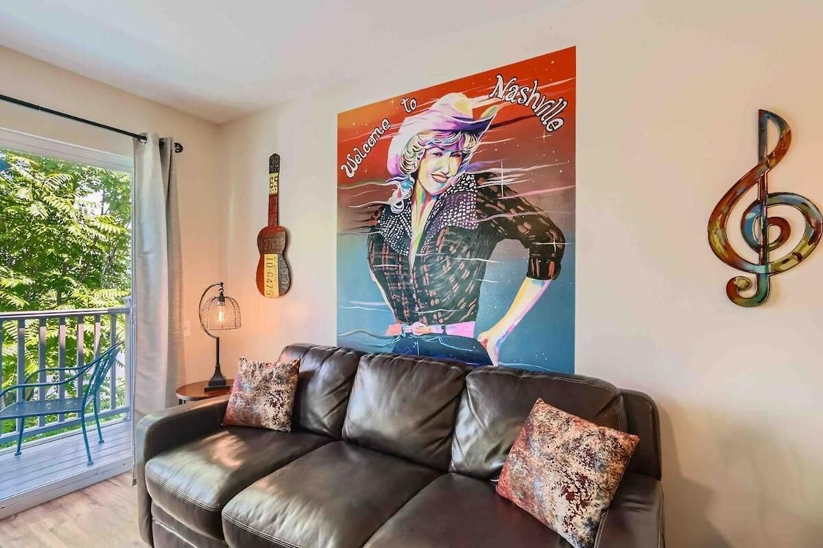 Winedown In Music Free Park Pool View Apartment