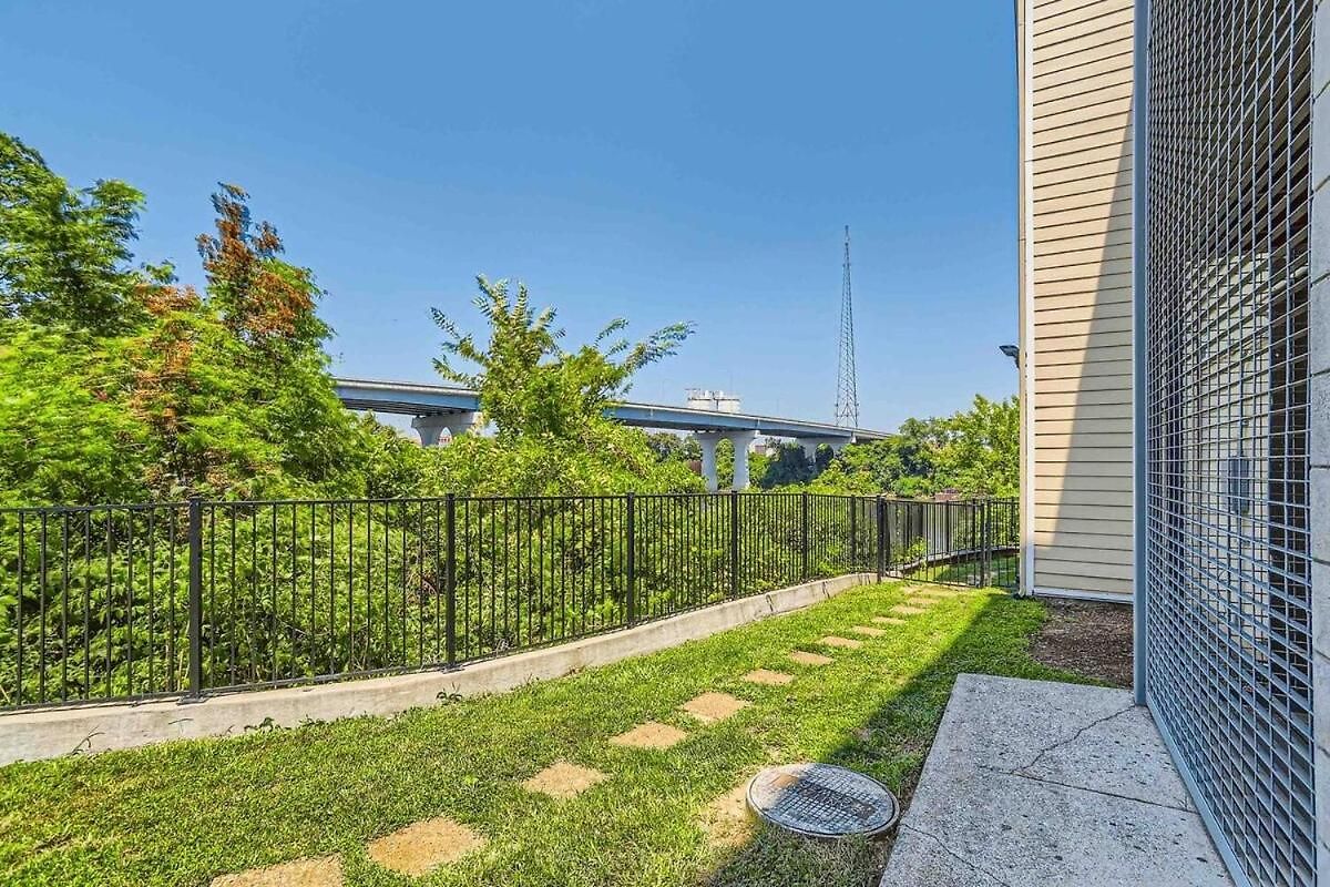 Winedown In Music Free Park Pool View Apartment