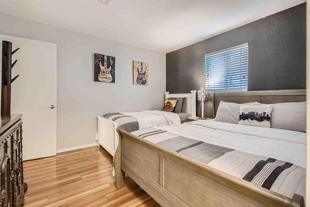 Uncork And Unwind Free Parking Pool Walk To Broadway! Apartment *