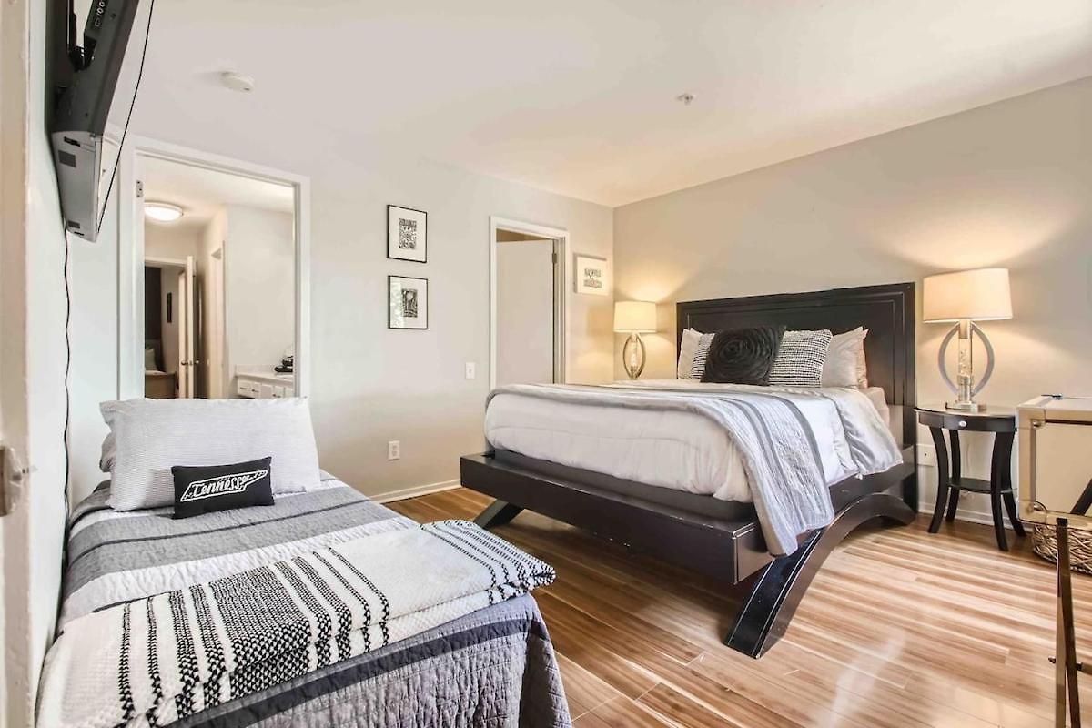 Uncork And Unwind Free Parking Pool Walk To Broadway! *