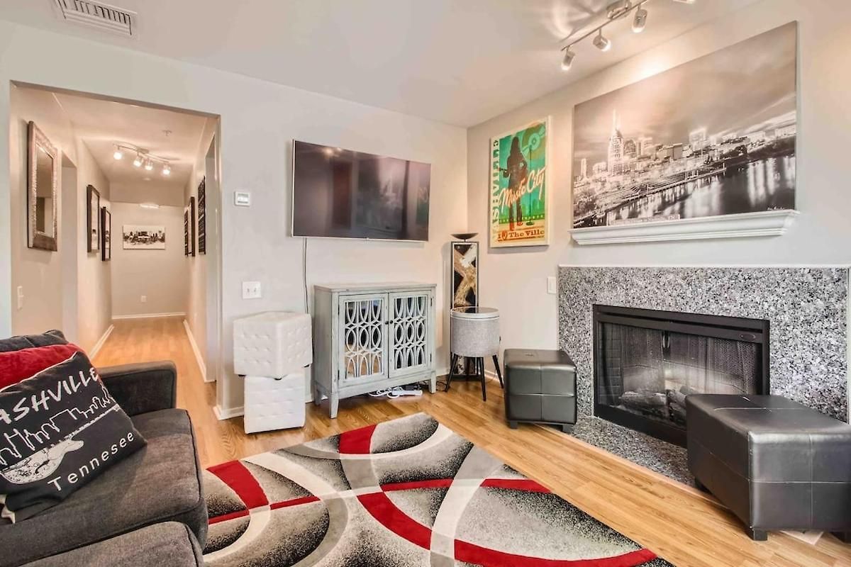 Uncork And Unwind Free Parking Pool Walk To Broadway!