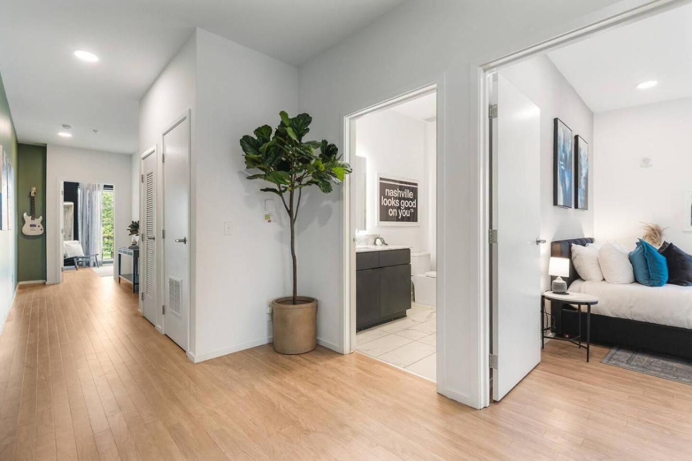 Riverview With Garage And Balcony And Walk Downtown