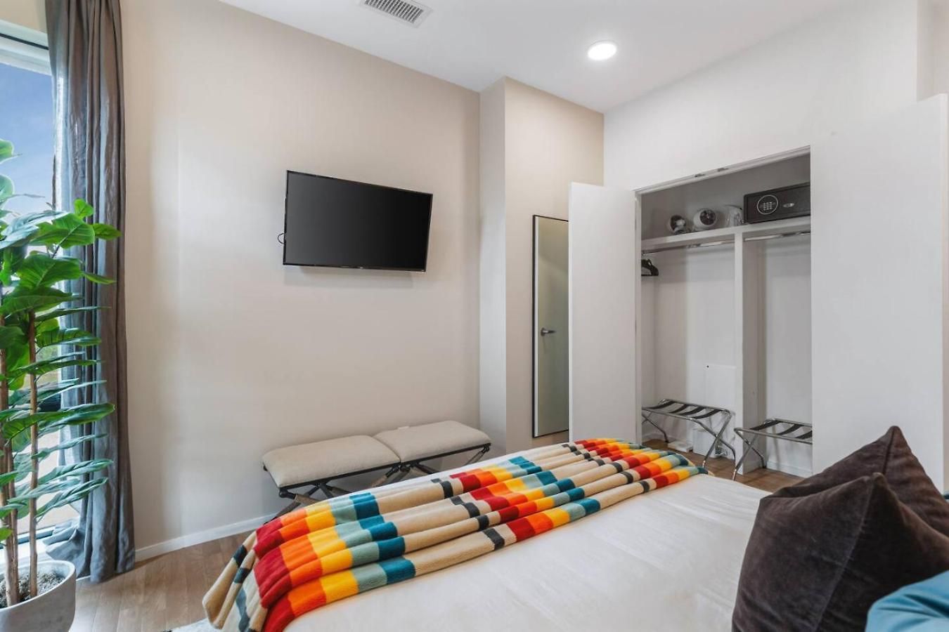 Riverview With Garage And Balcony And Walk Downtown Holiday home