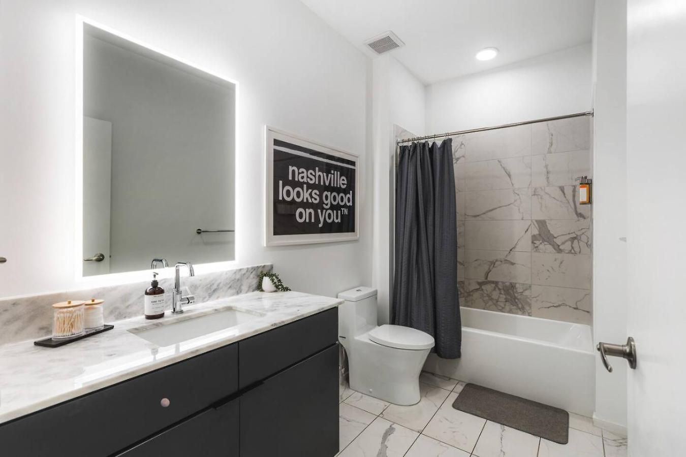 Riverview With Garage And Balcony And Walk Downtown *