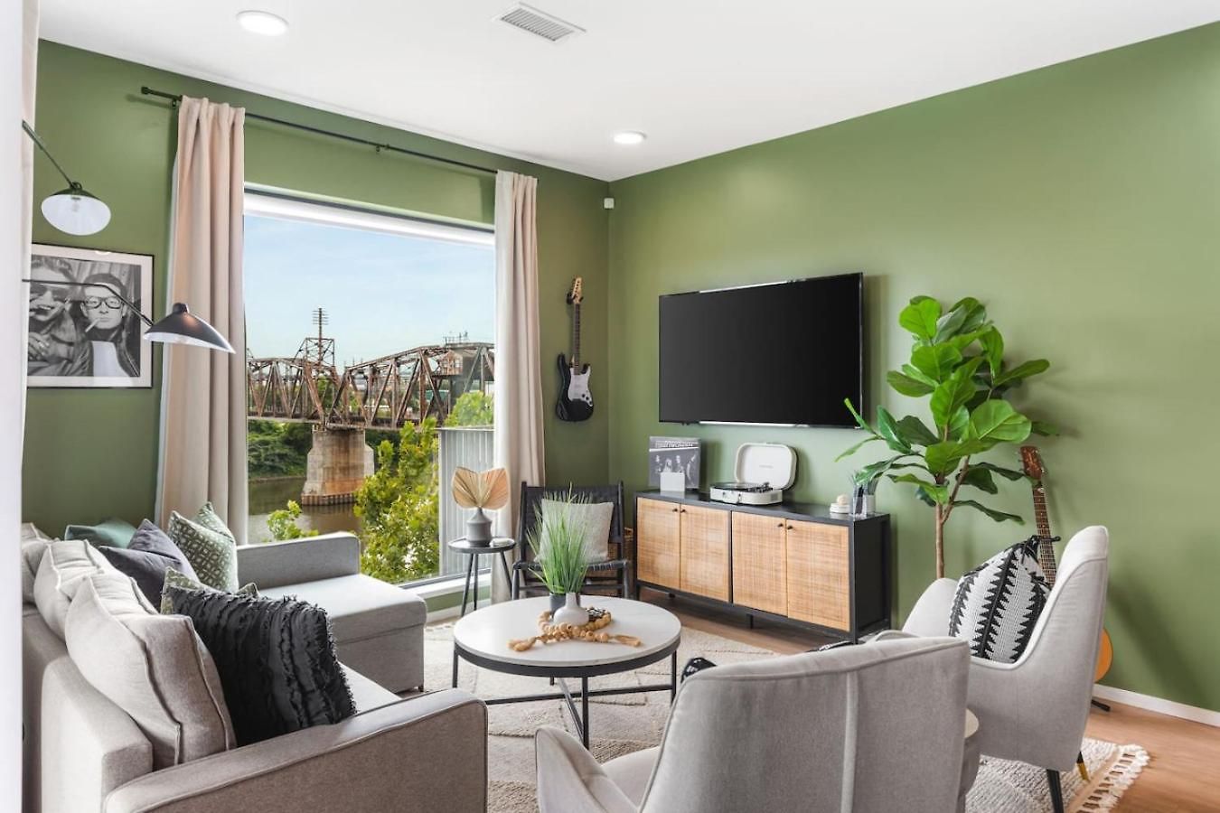 Riverview With Garage And Balcony And Walk Downtown *