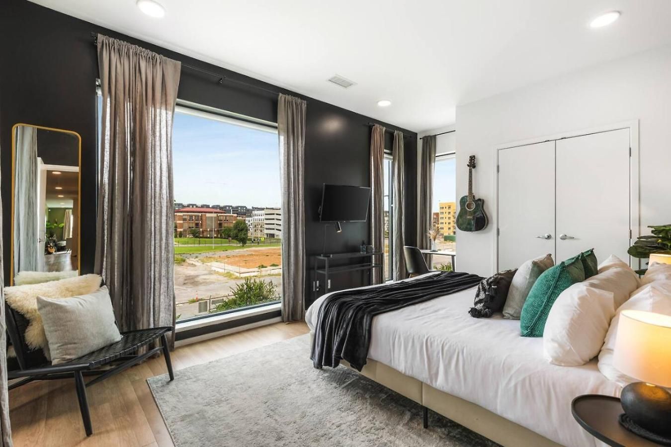 Riverview With Garage And Balcony And Walk Downtown