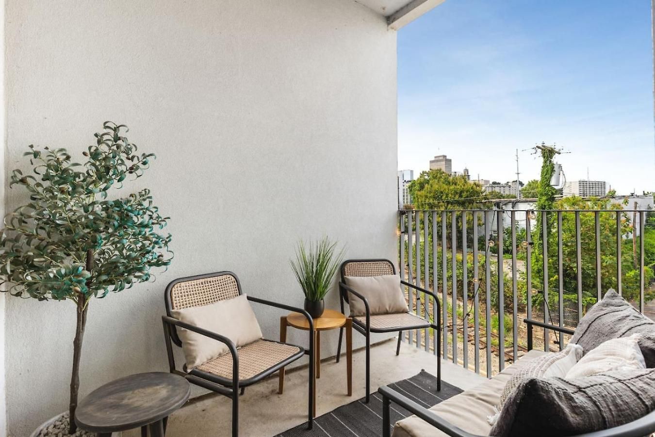 Riverview With Garage And Balcony And Walk Downtown