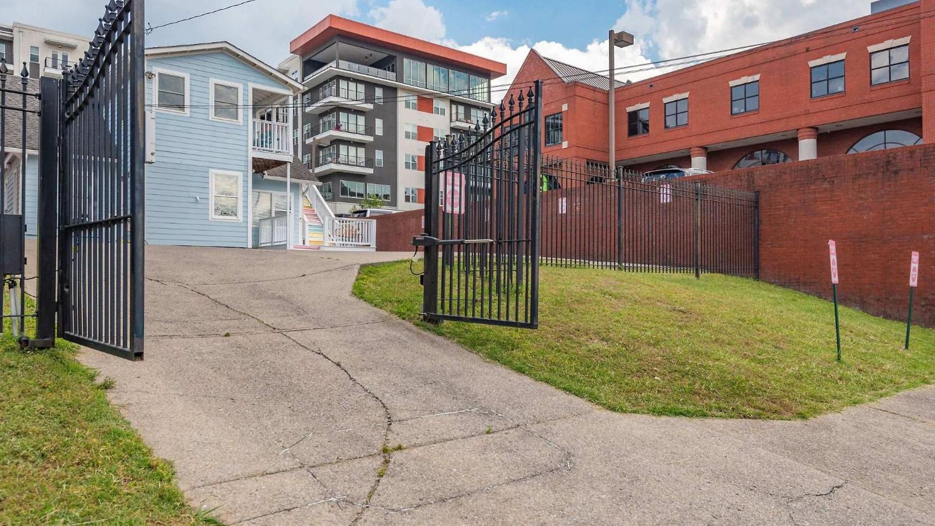 The Dolly House On Music Row - 4br - Sleeps 12 Holiday home Nashville
