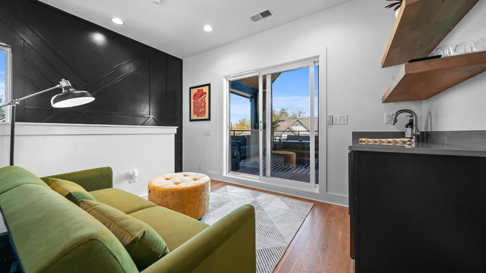 Rooftop Lounge 2 Miles From Broadway *