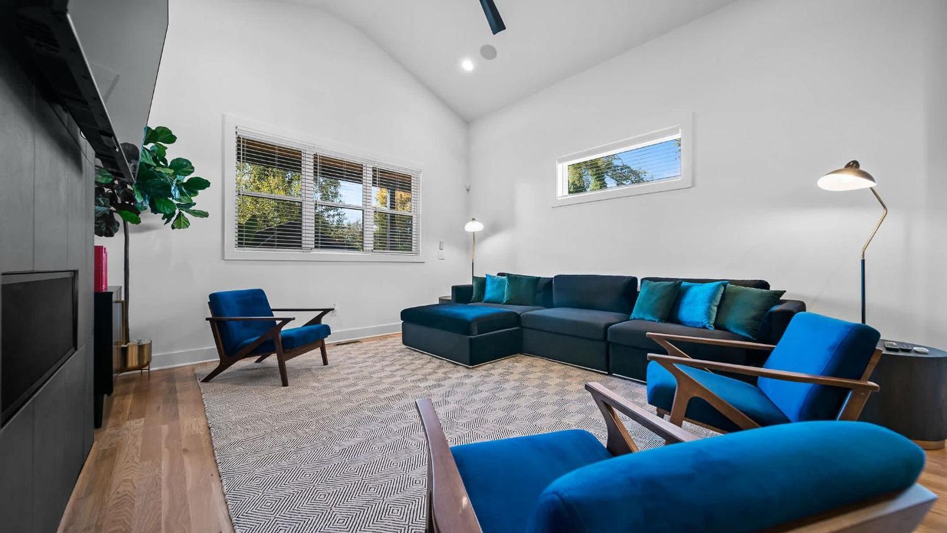 Holiday home Rooftop Lounge 2 Miles From Broadway *