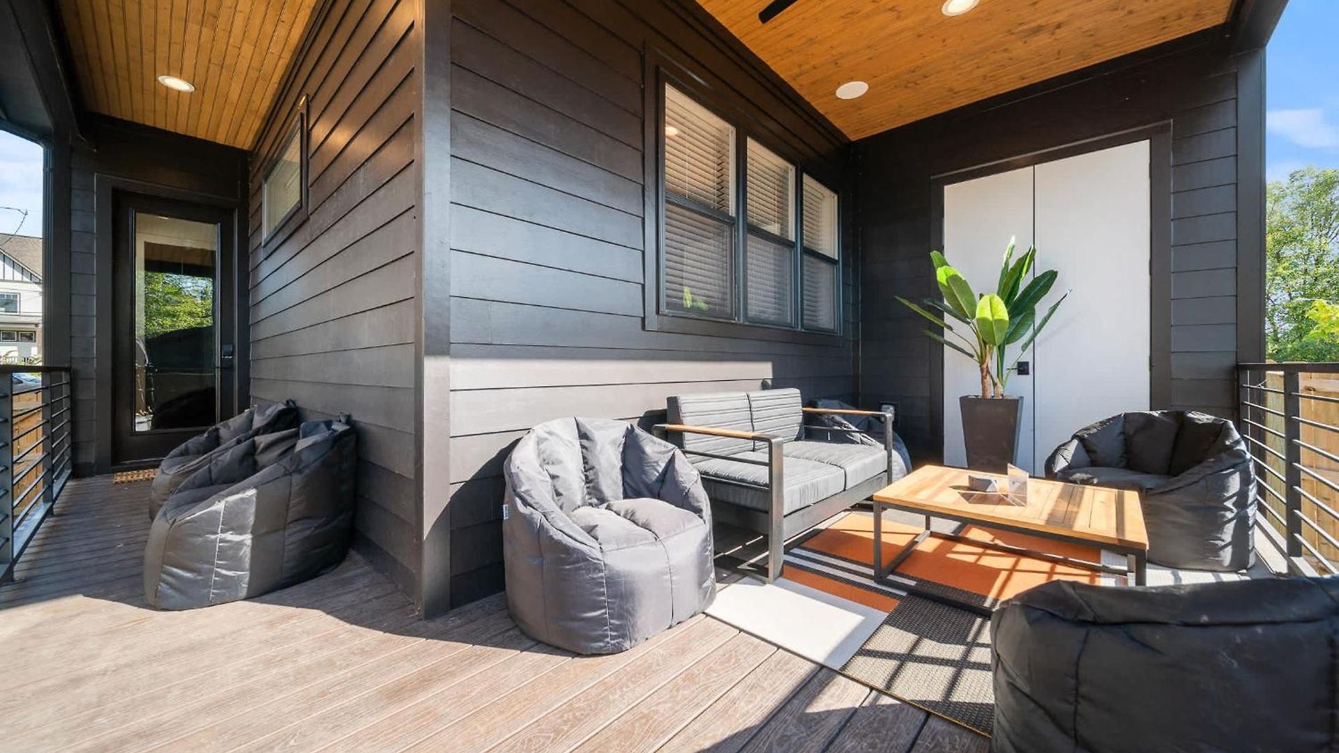 Rooftop Lounge 2 Miles From Broadway Holiday home