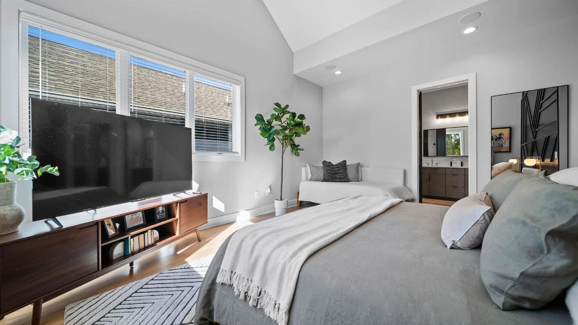 Rooftop Lounge 2 Miles From Broadway *