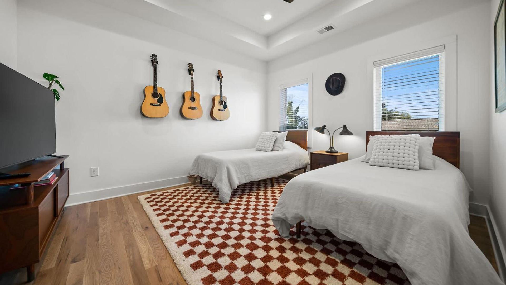 Holiday home Rooftop Lounge 2 Miles From Broadway *