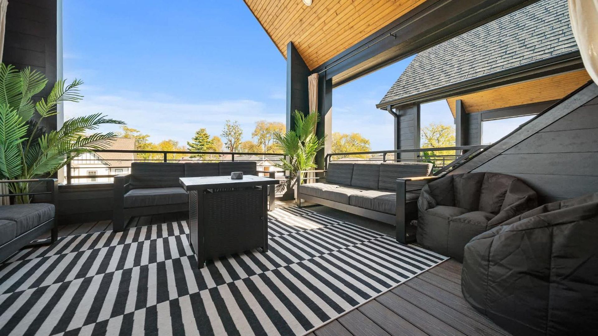 Rooftop Lounge 2 Miles From Broadway Nashville