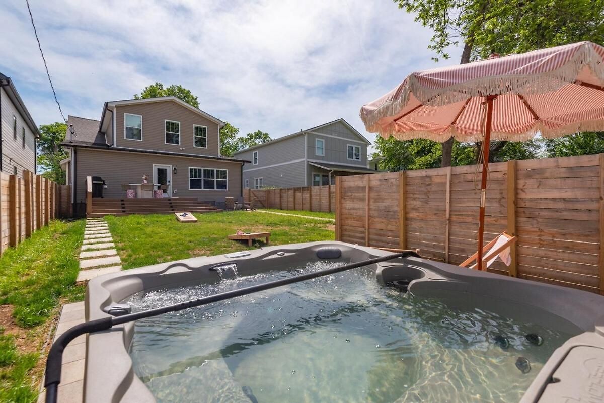 Holiday home 4 Bedroom House With Hot Tub And Backyard Close To Downtown *