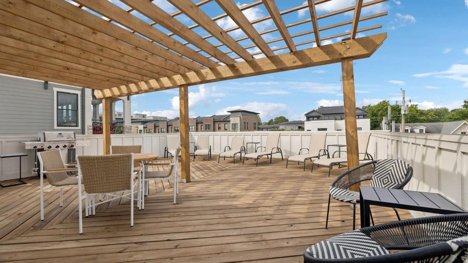 Nash Urban Oasis With Rooftop And Modern Amenities