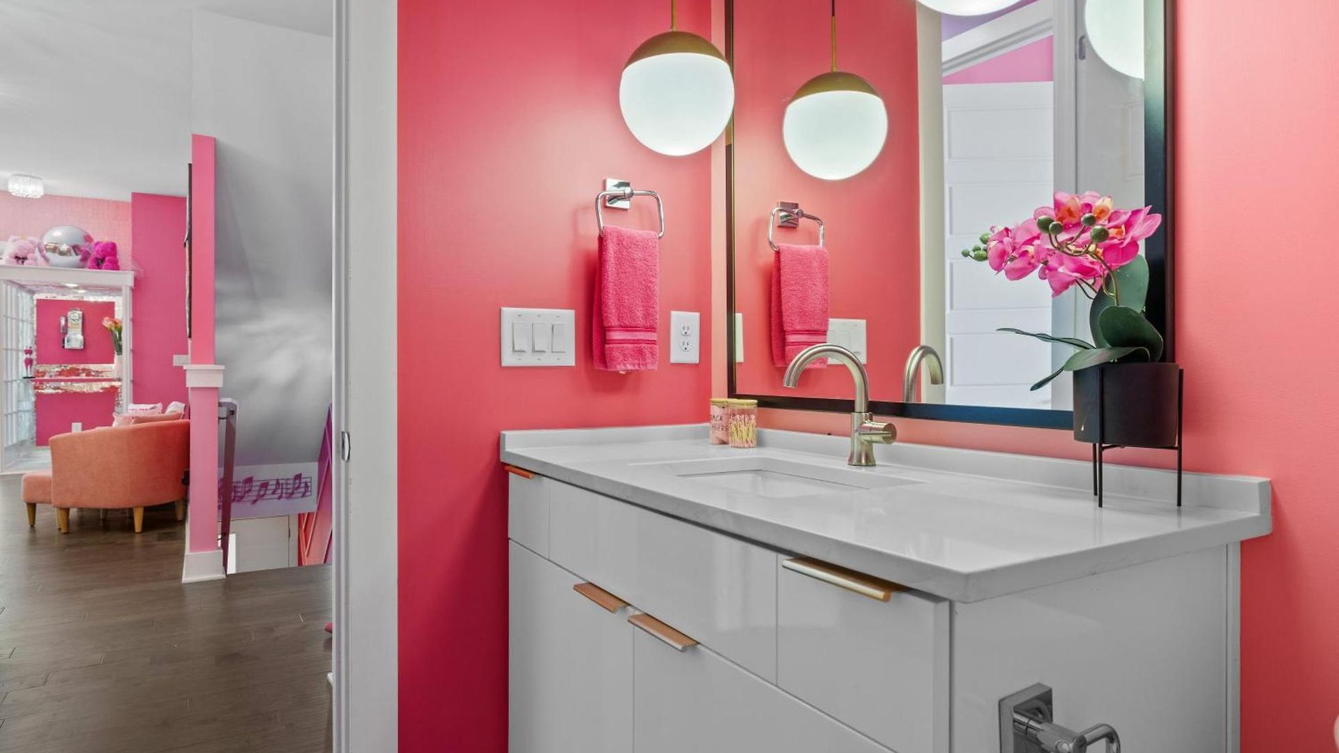 Apartment Pink Honky-tonk Karaoke Stage, Pink Glam & Bar *