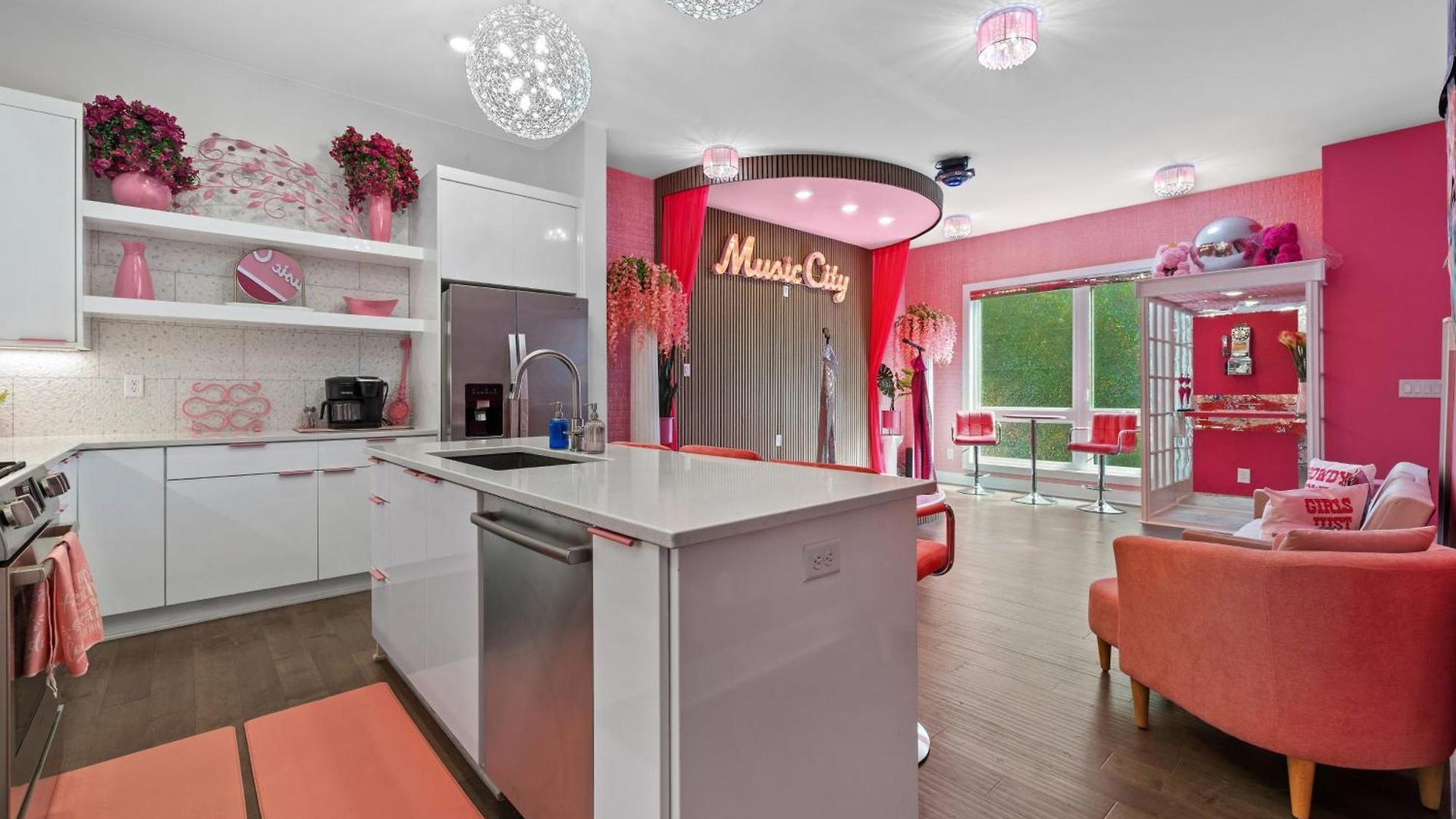 Pink Honky-tonk Karaoke Stage, Pink Glam & Bar * Nashville