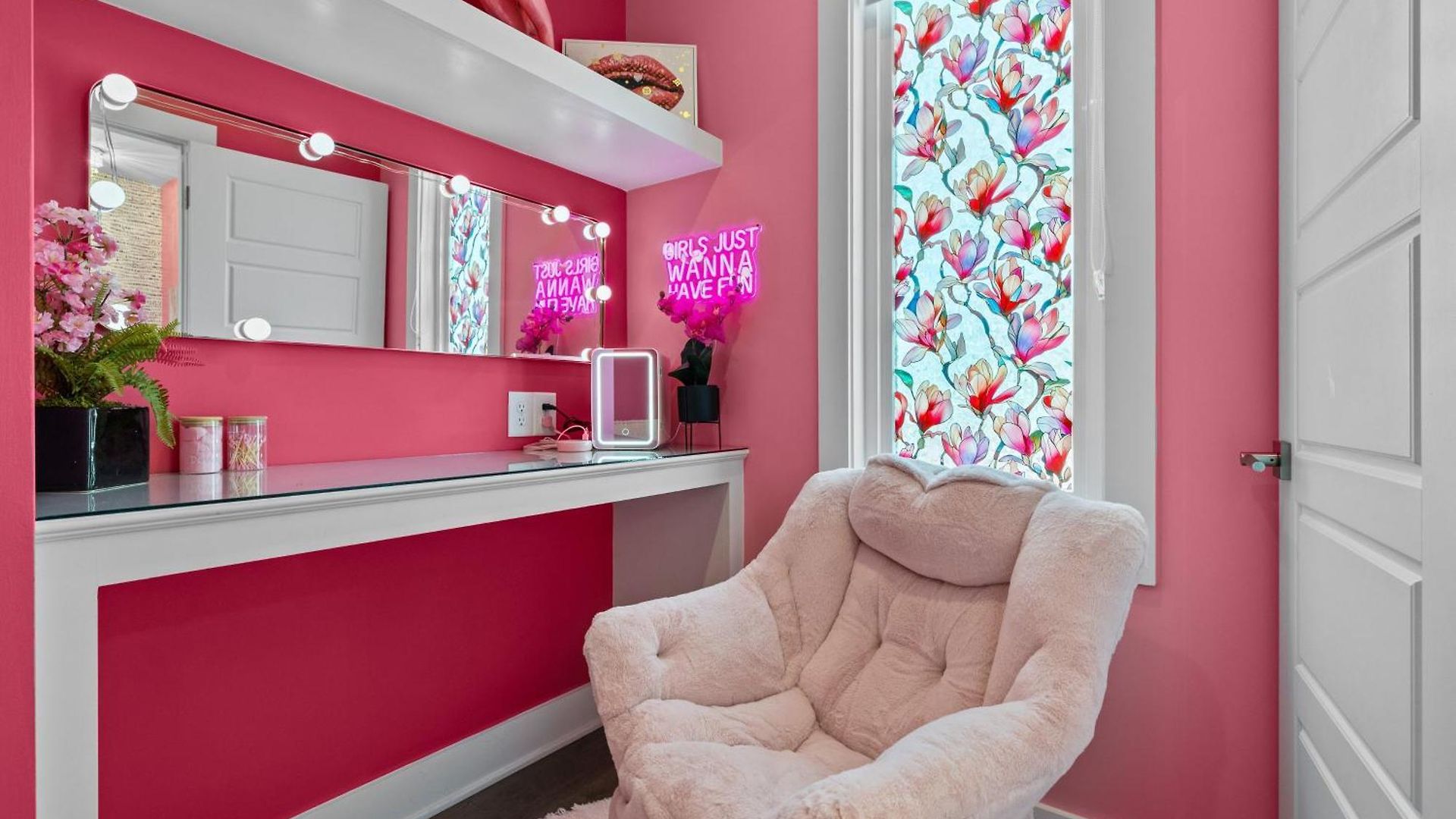 Pink Honky-tonk Karaoke Stage, Pink Glam & Bar Apartment