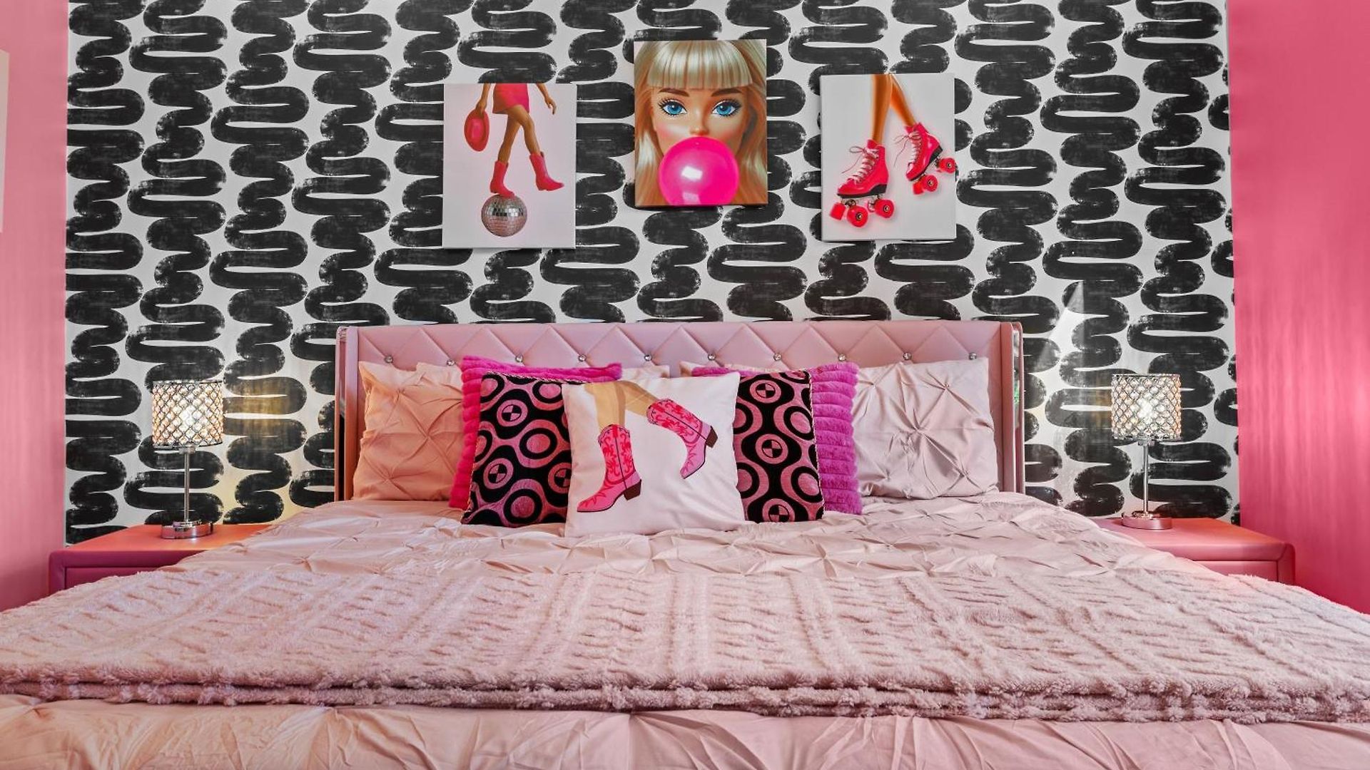Apartment Pink Honky-tonk Karaoke Stage, Pink Glam & Bar *