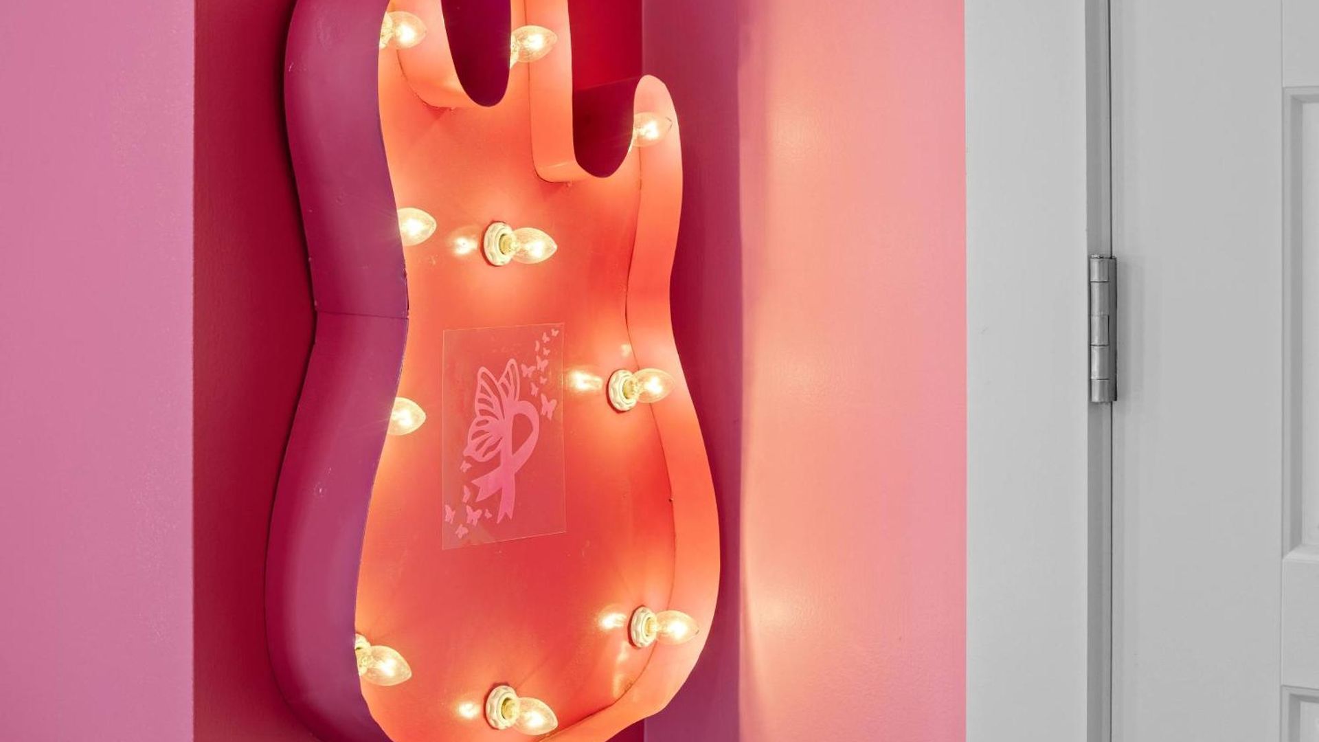 Pink Honky-tonk Karaoke Stage, Pink Glam & Bar Apartment Nashville