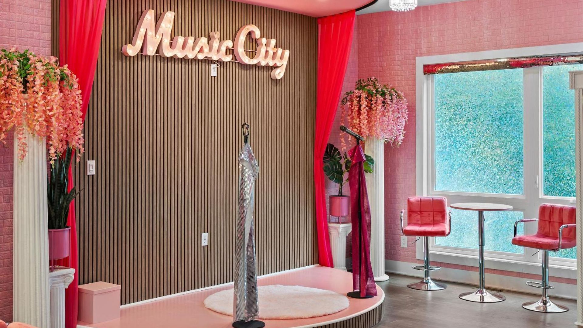 Pink Honky-tonk Karaoke Stage, Pink Glam & Bar *