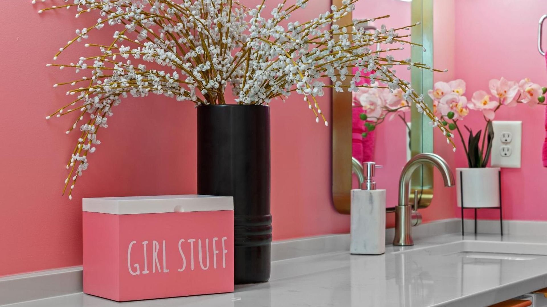Pink Honky-tonk Karaoke Stage, Pink Glam & Bar Apartment