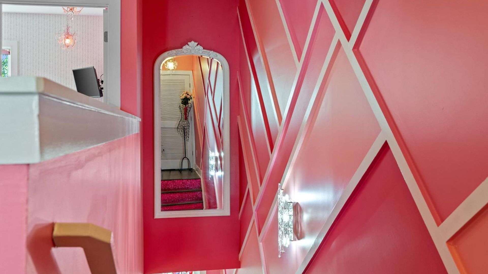 Pink Honky-tonk Karaoke Stage, Pink Glam & Bar *
