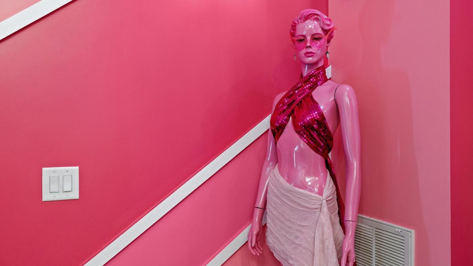 Pink Honky-tonk Karaoke Stage, Pink Glam & Bar