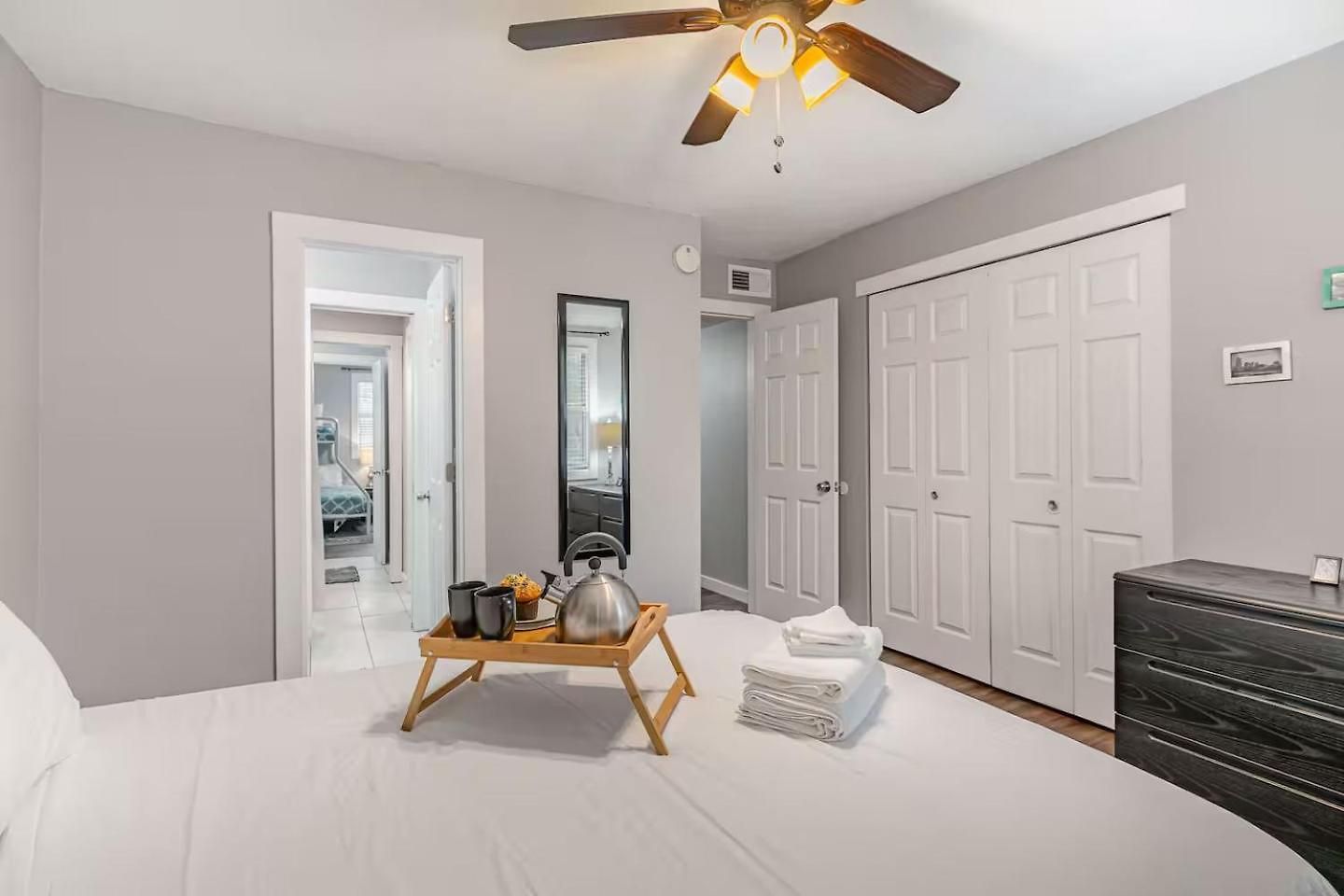 2 Units, Sleeps 16, Mins To Downtown - Airport Apartment *