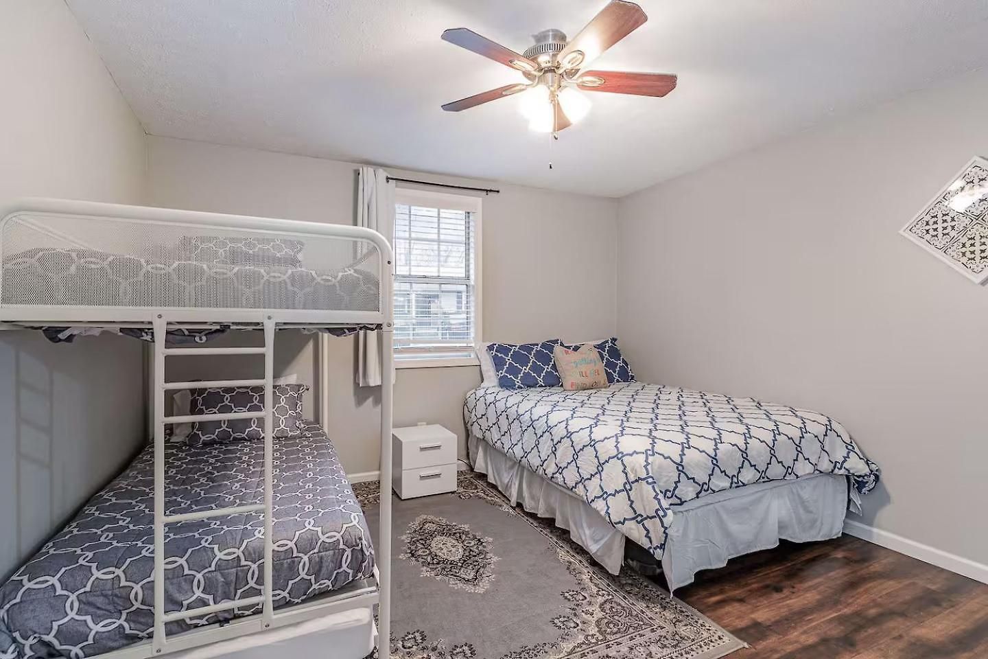 Apartment 2 Units, Sleeps 16, Mins To Downtown - Airport *
