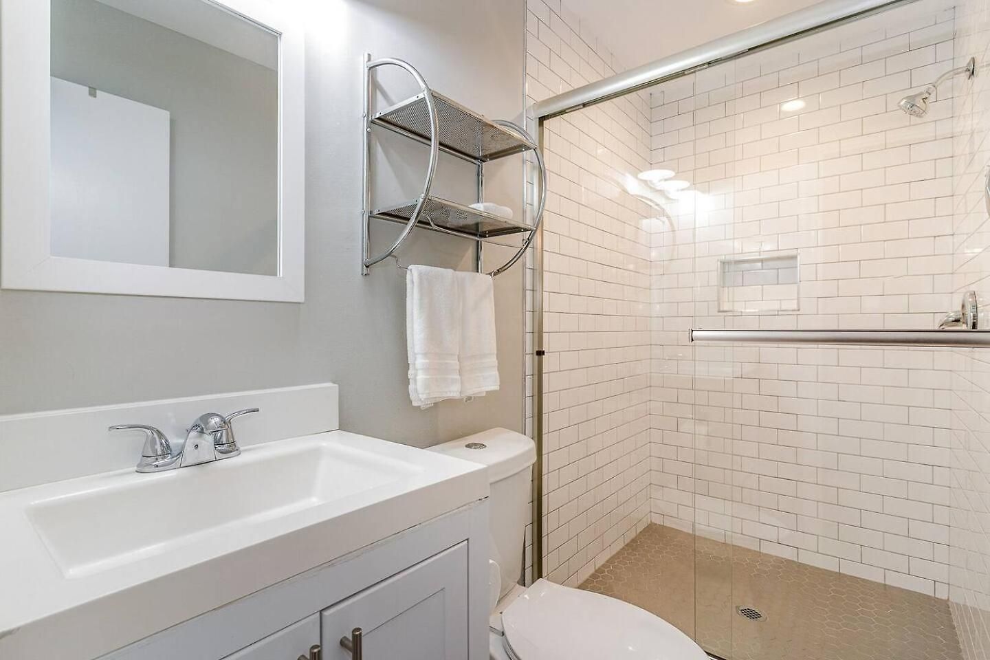 2 Units, Sleeps 16, Mins To Downtown - Airport Apartment Nashville