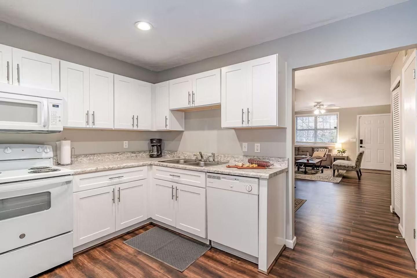 2 Units, Sleeps 16, Mins To Downtown - Airport Apartment *