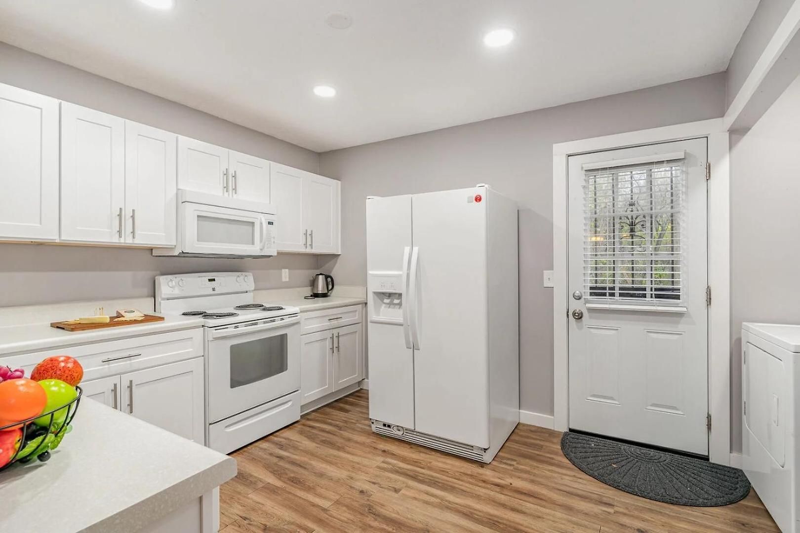 2 Units, Sleeps 16, Mins To Downtown - Airport *