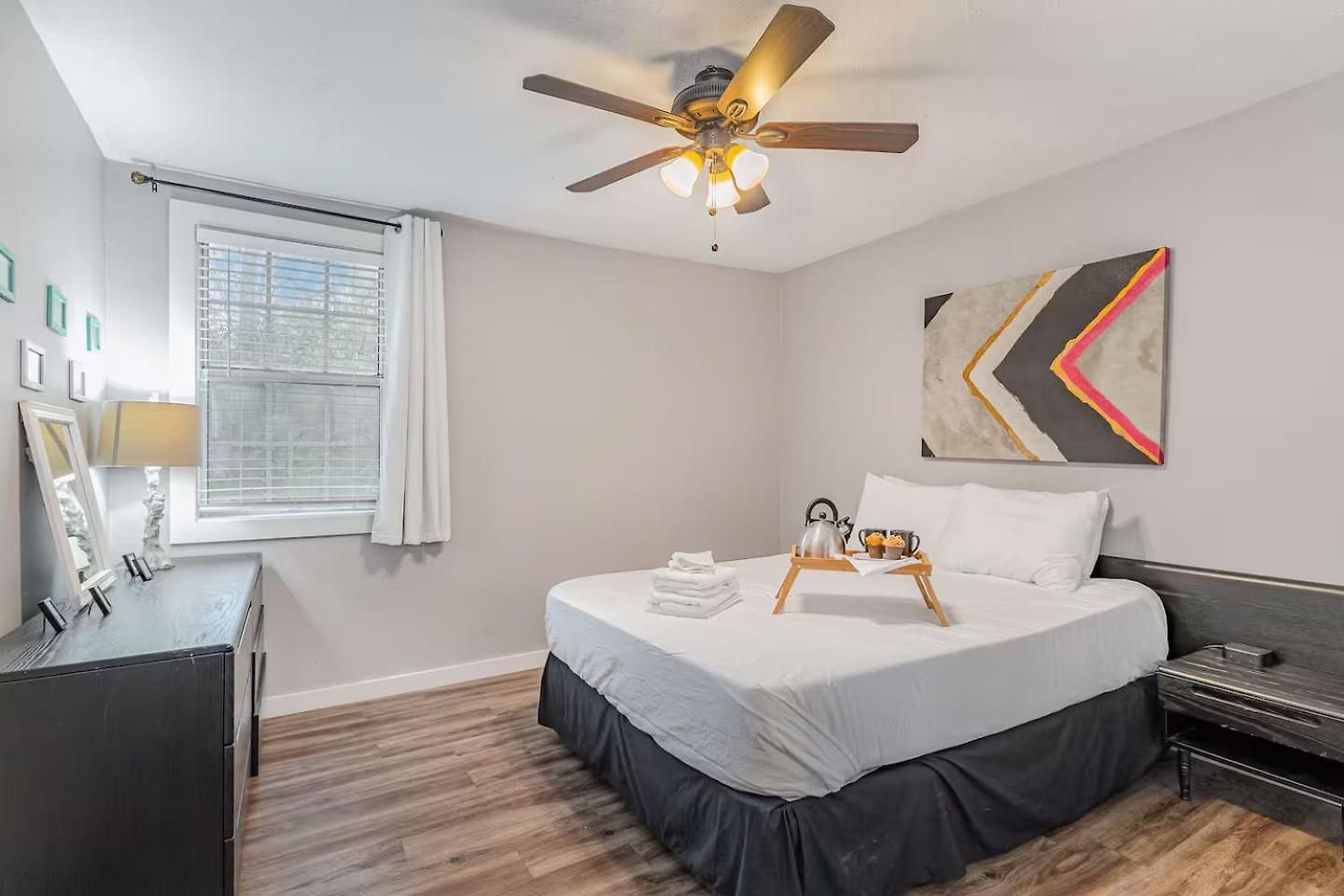 2 Units, Sleeps 16, Mins To Downtown - Airport *