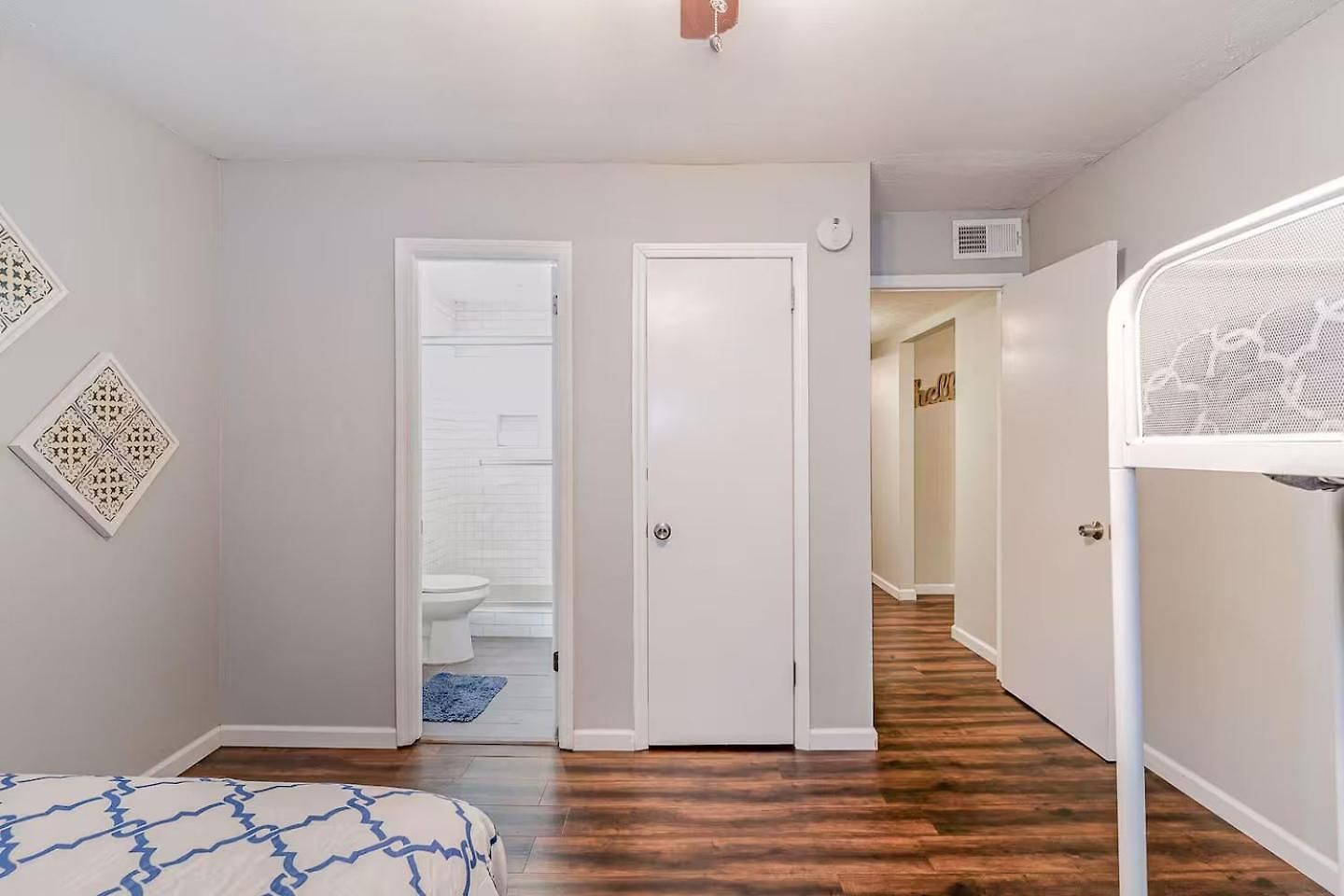 2 Units, Sleeps 16, Mins To Downtown - Airport