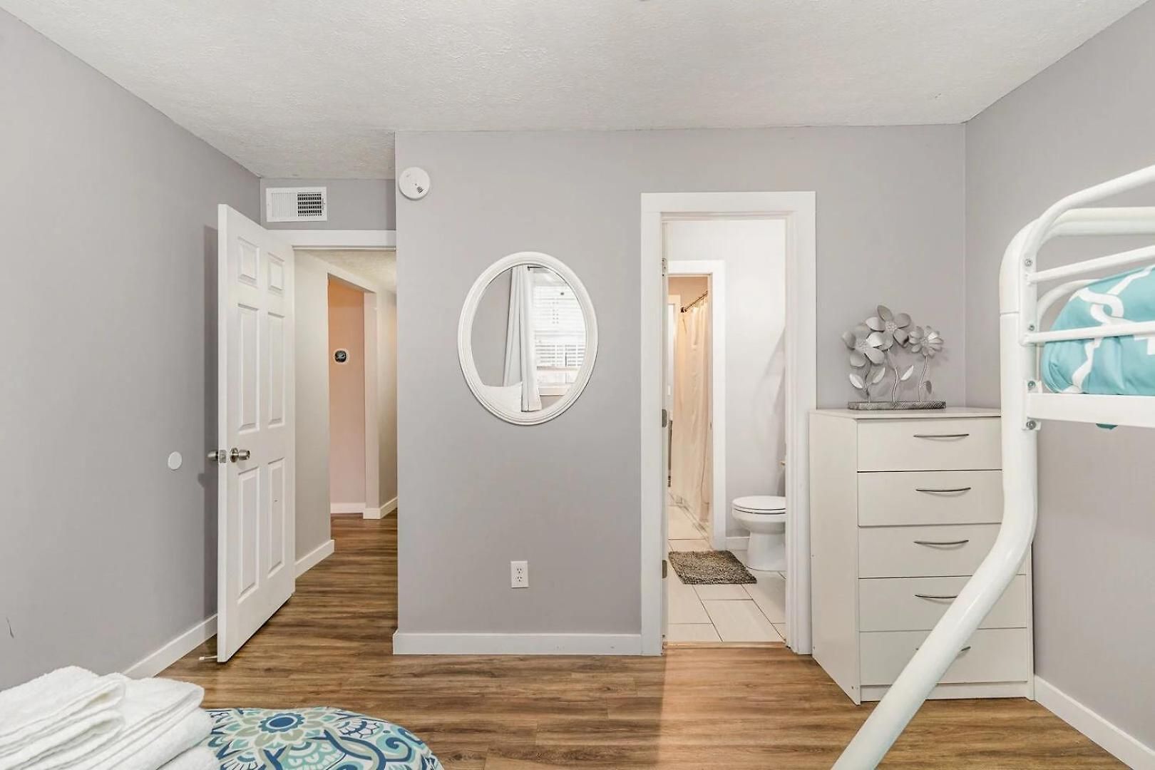 Apartment 2 Units, Sleeps 16, Mins To Downtown - Airport *