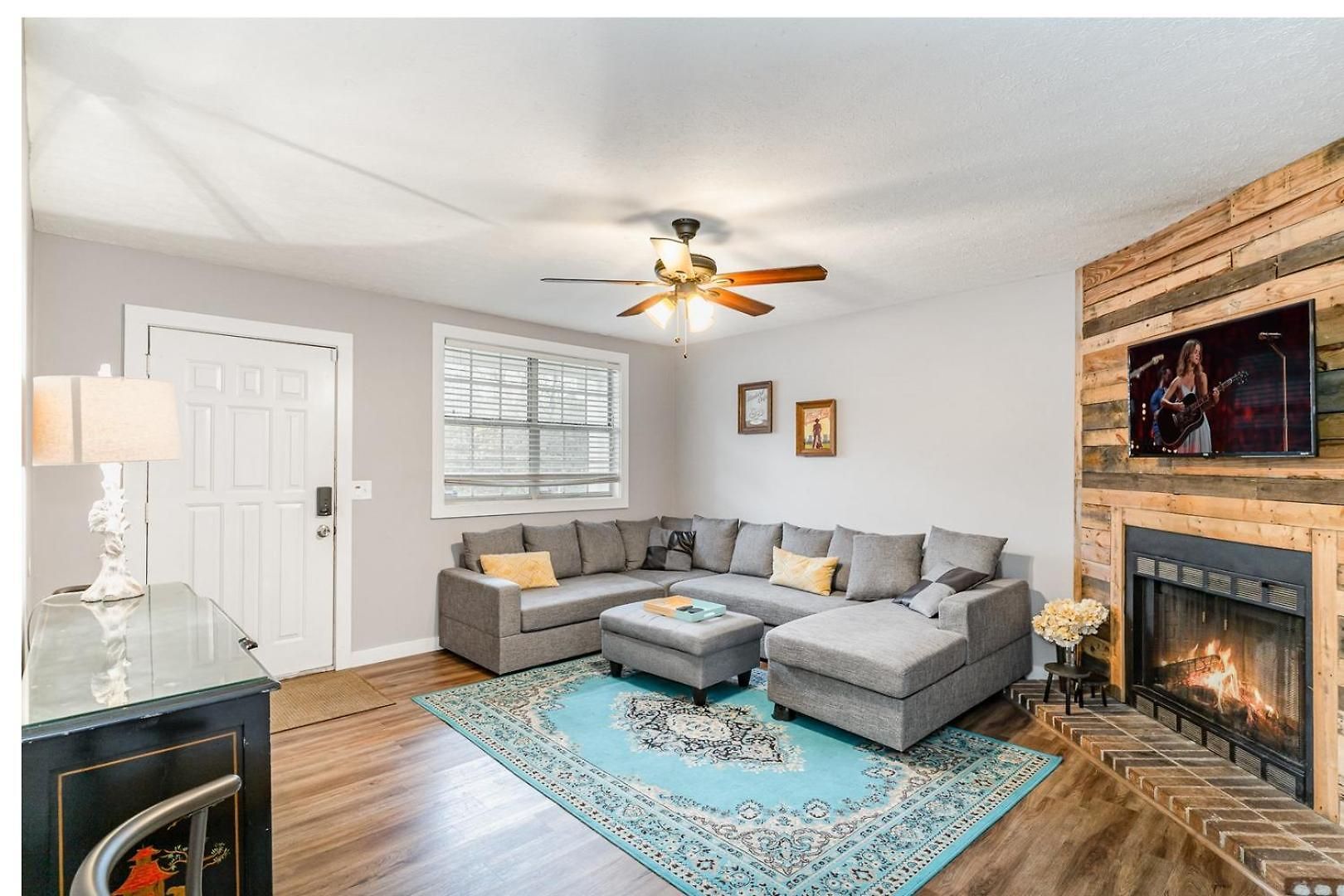 Apartment 2 Units, Sleeps 16, Mins To Downtown - Airport *
