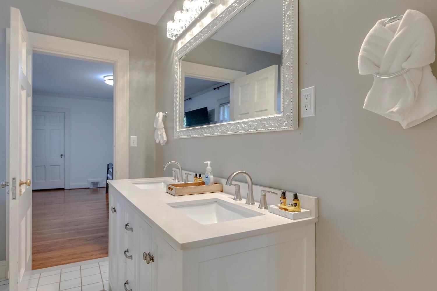 Charmed Manor-5 Mi To Dt, Opry & Airport, Beautiful Antique Estate, Sleeps 12