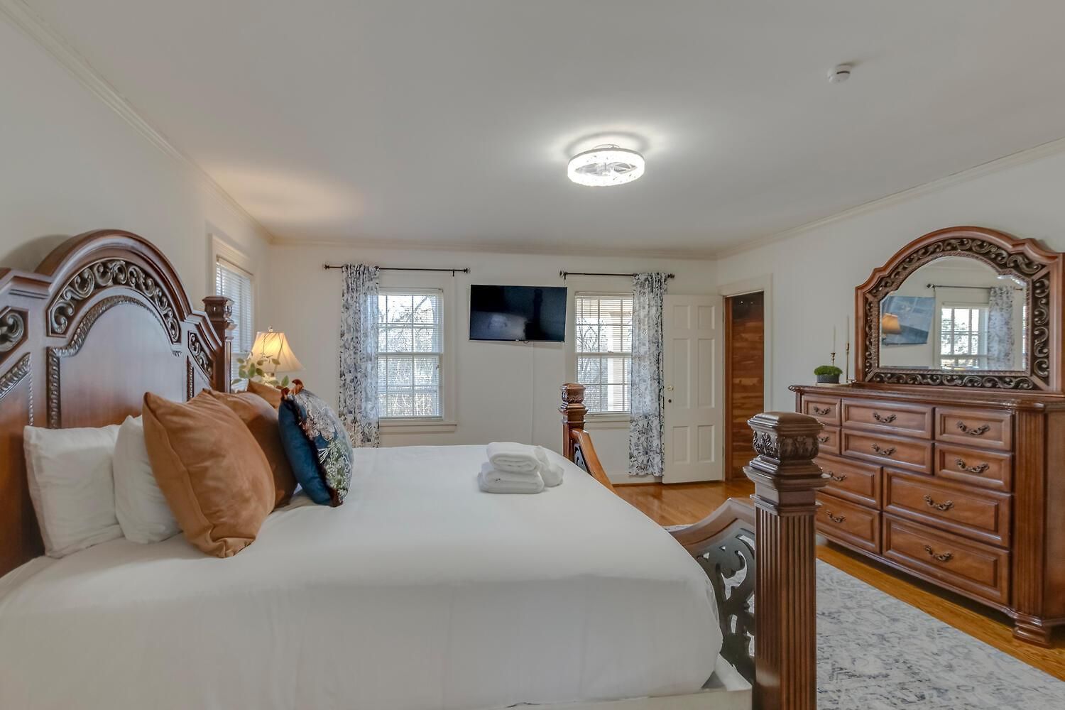 Villa Charmed Manor-5 Mi To Dt, Opry & Airport, Beautiful Antique Estate, Sleeps 12