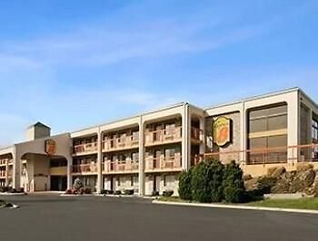 Super 8 By Wyndham Hermitage 2*