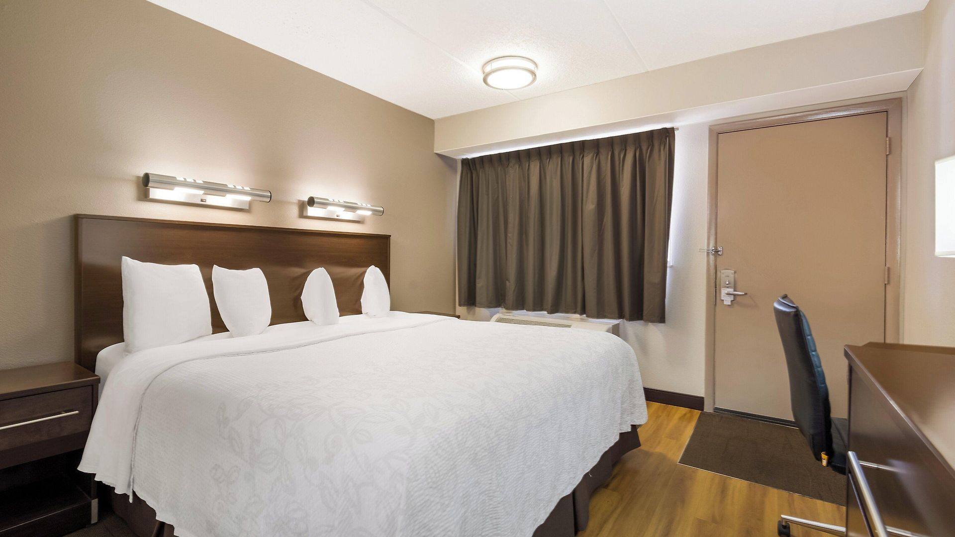 Red Roof Plus+ Airport Hotel 3*