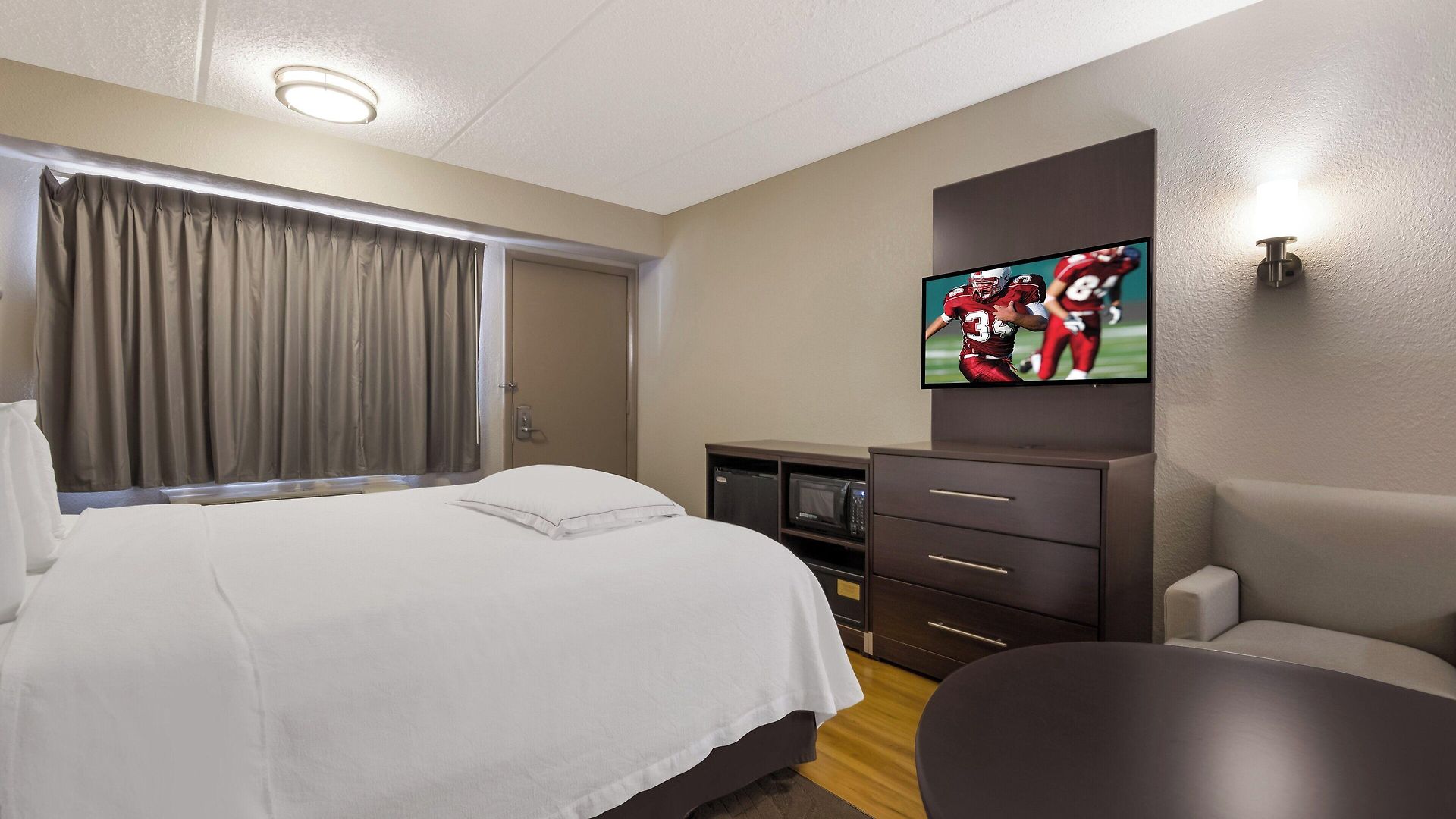 Hotel Red Roof Plus+ Airport 3*