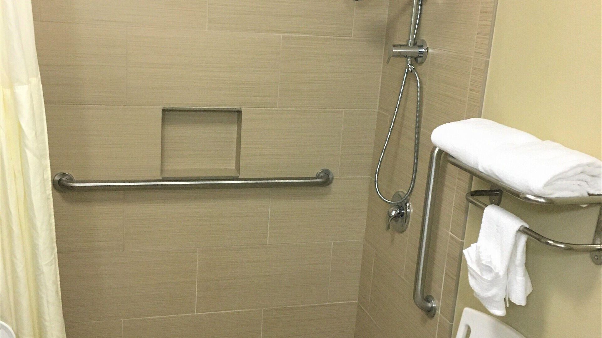 Quality Airport 4*