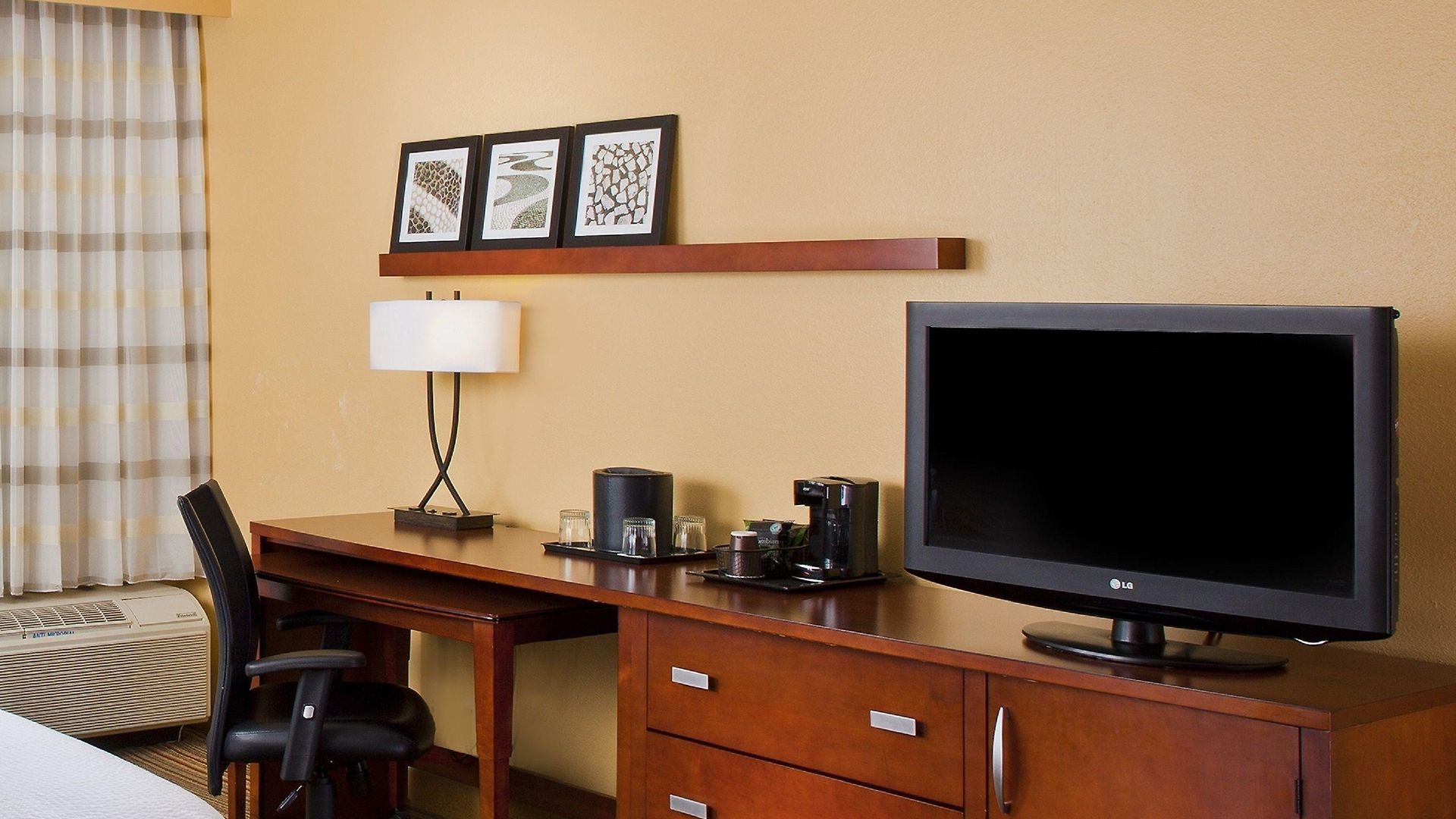 Courtyard By Marriott Airport Hotel