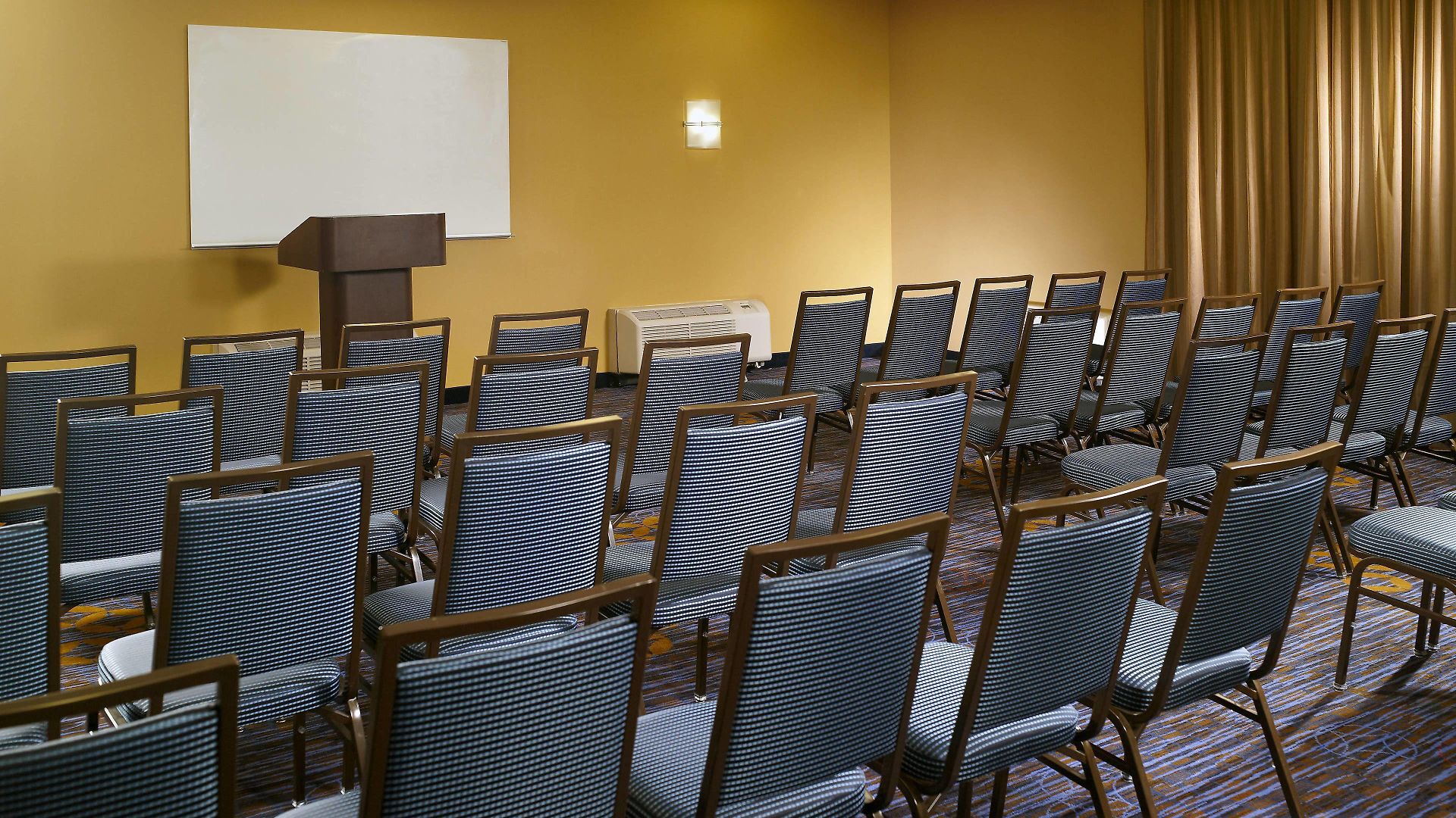 Courtyard By Marriott Airport Nashville