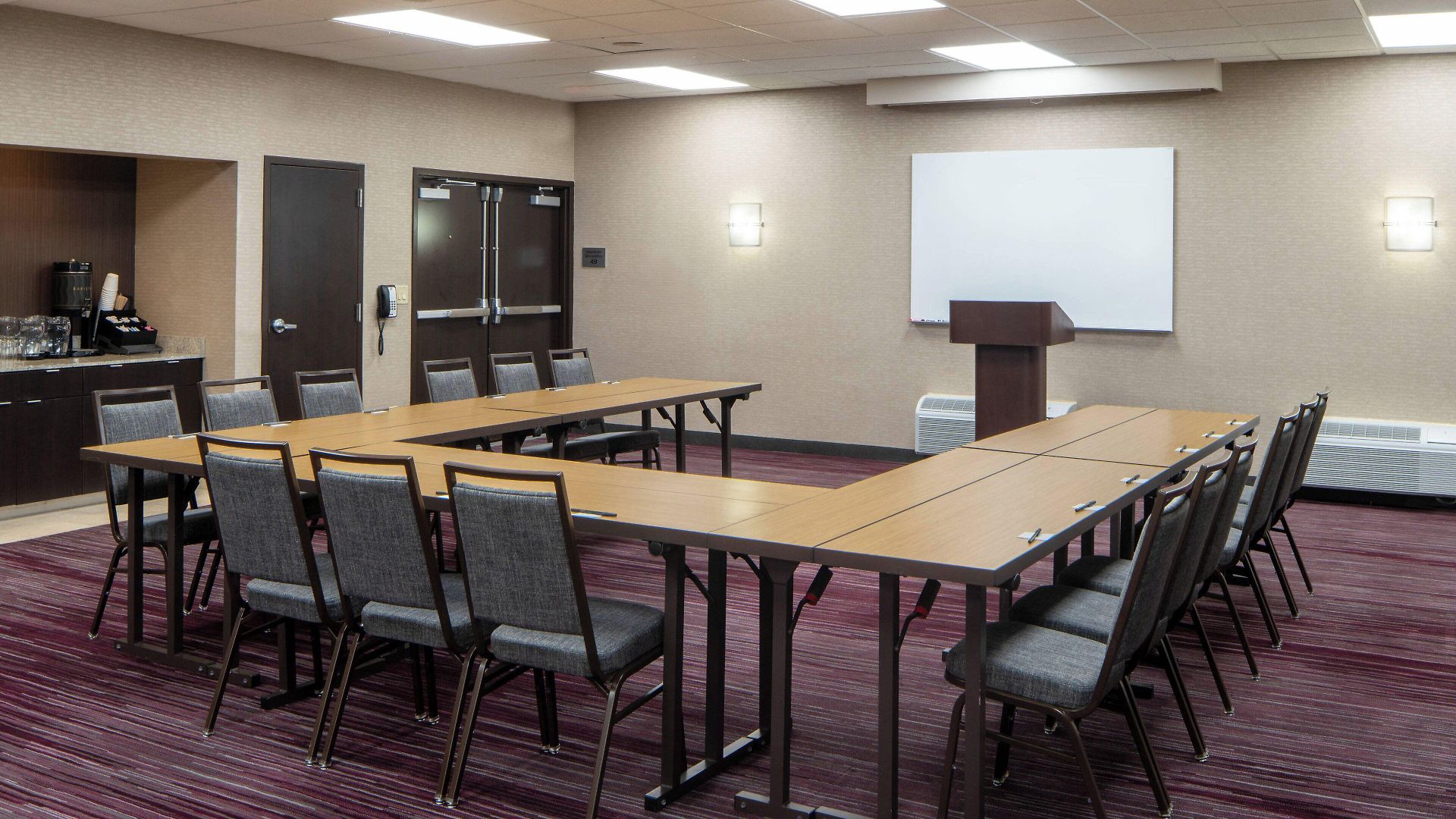Courtyard By Marriott Airport Hotel