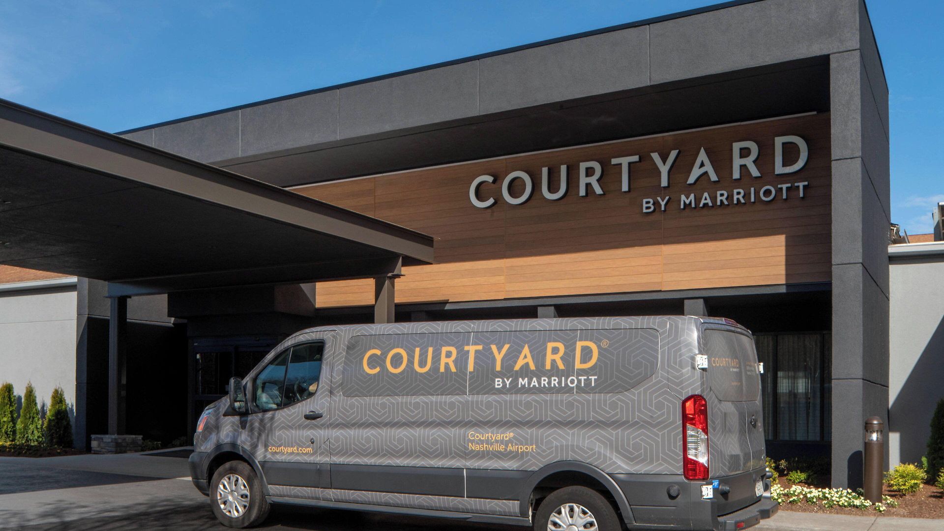 Courtyard By Marriott Airport