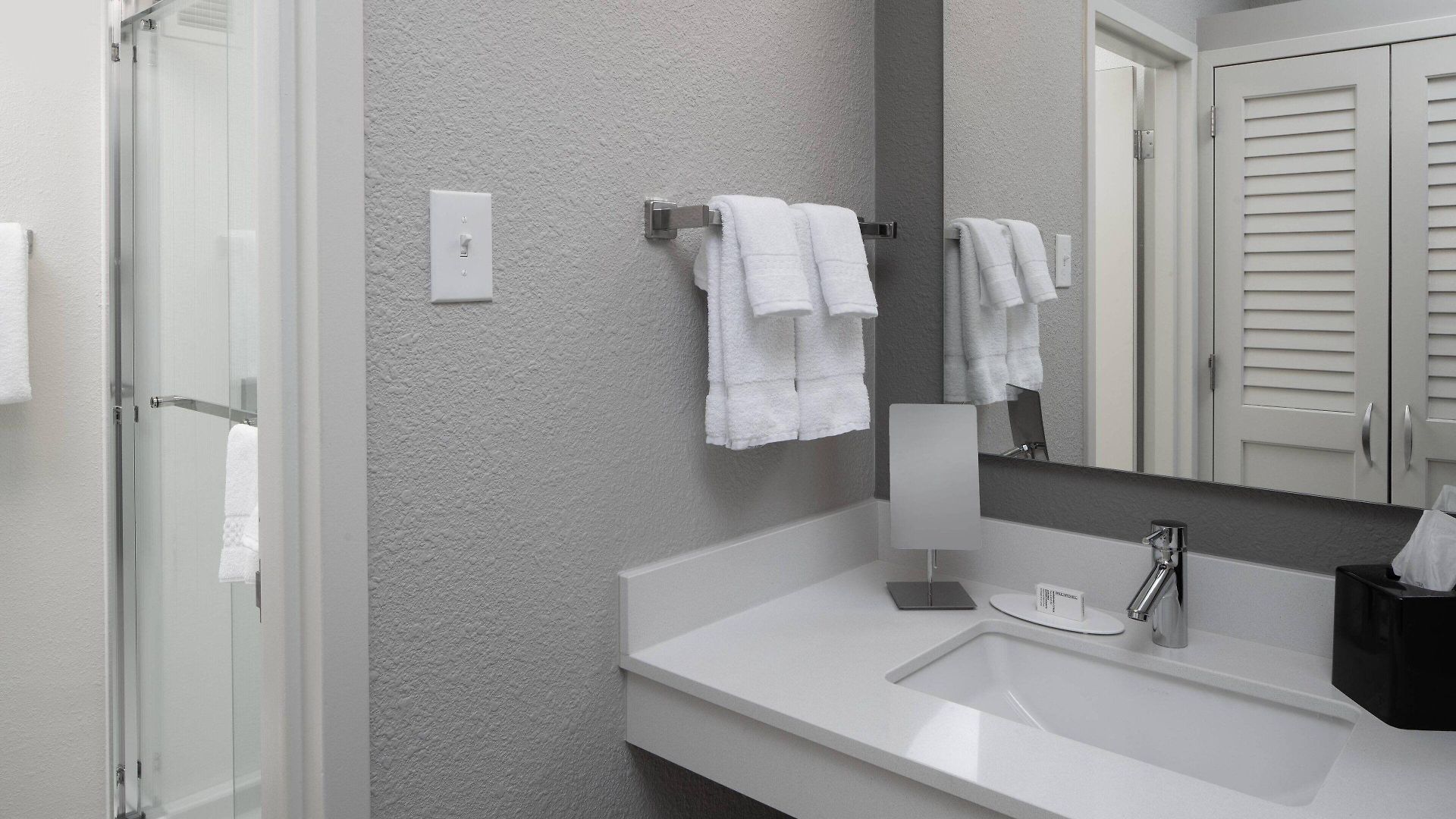 Courtyard By Marriott Airport